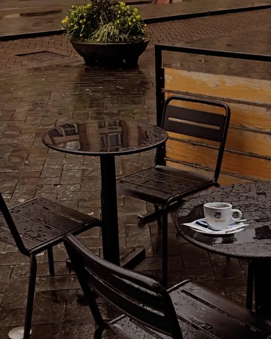Atmosferë nostalgjike kafeje në një ditë me shi