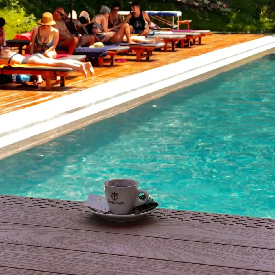 Shijo një kafe Trodo Caffe pranë pishinës